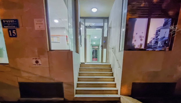 Hakovshim Laine - Foto 2, Entrada interior