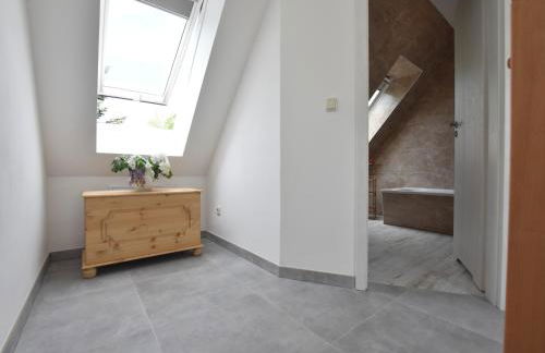 Rustic Retreat with Fireplace - Foto 25