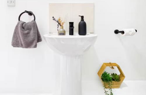 2 Bed Home Port Talbot - Perfect For Contractors & Families - Photo 22