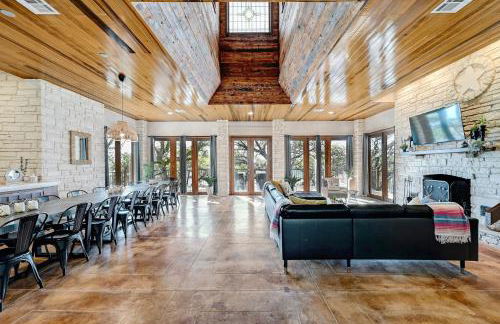 Luxury Lakefront Escape on Lake Travis - Photo 7