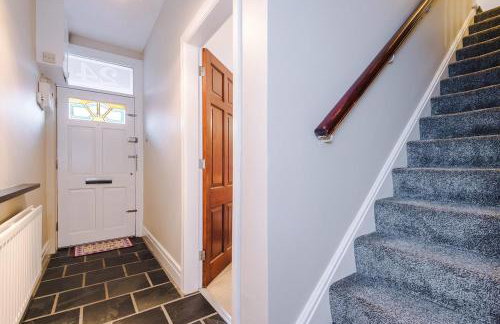 Cosy 3-Bed, Sleeps 5, Free Parking, Long and Short Stays - Photo 45