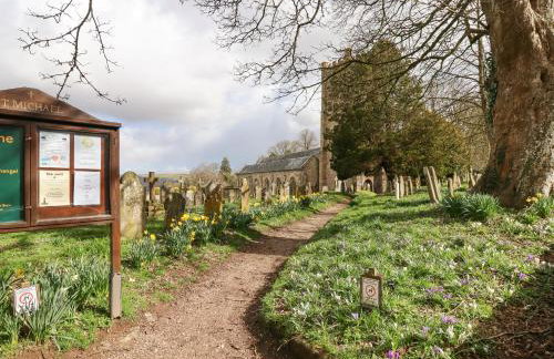 The Cottage on The Square - Photo 43