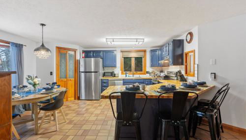 Spacious Accessible Waterfront Retreat with Hot Tub - Foto 5