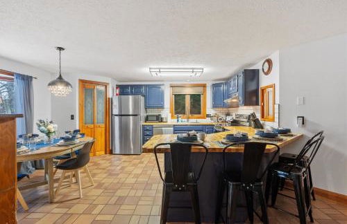 Spacious Accessible Waterfront Retreat with Hot Tub - Foto 5