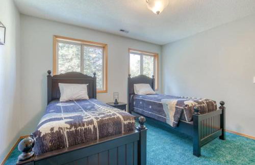 Iron Mountain - Spacious Secluded Lodge with Hot Tub & Game Room - Photo 49