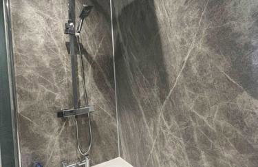 Stylish 2Bed Ground Floor Flat with Private Garden - Photo 6