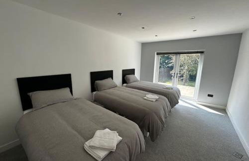 Brand New 4 Bed Deluxe Modern Villa - Sleeps 9 - Private Parking & Garden - Foto 12
