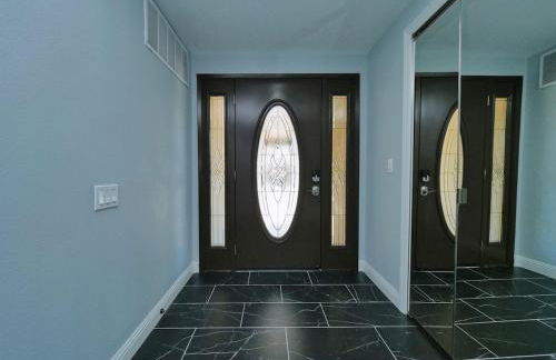 Renovated 5 Bd 3 Ba AC Private Deck Lawn - Foto 6