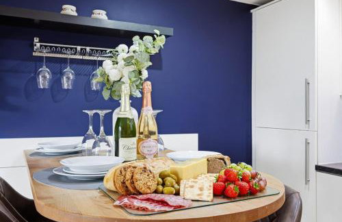 Elegant 2 Bedroom Apartment with Balcony - Near the High Street - Free Parking, Fast Wifi and Sky TV by Yoko Property - Foto 19