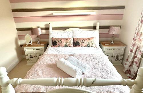 Spacious 5-Bed Detached House, Sleeps 10, Parking - Photo 23