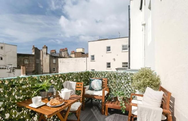 Designer Retreat 5 Location Balcony Parking - Photo 2