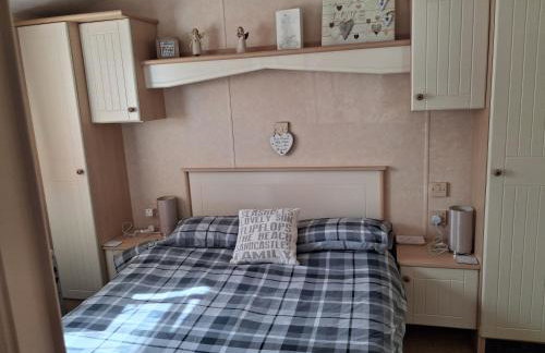 2Bed-Cabin Sleeps 4 WiFi Free Parking Sea Views - Photo 12