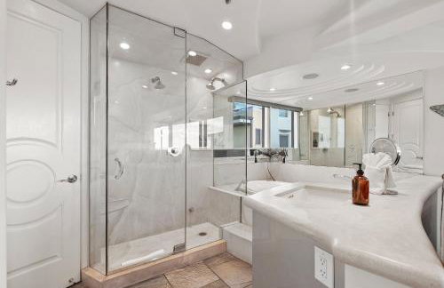 Stunning Oceanfront Boardwalk Condo - Spa, Steps2Beach, Parking & Fast Wifi! - Foto 13