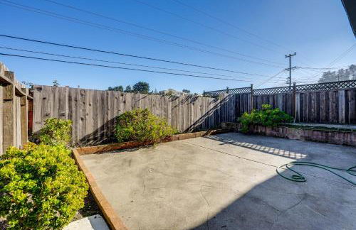Easy SF Access! Spacious Family Home with Yard - Foto 23