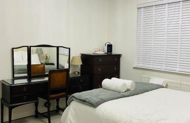 Relax in this Charming East Cowes House with Garden and BBQ - Foto 9