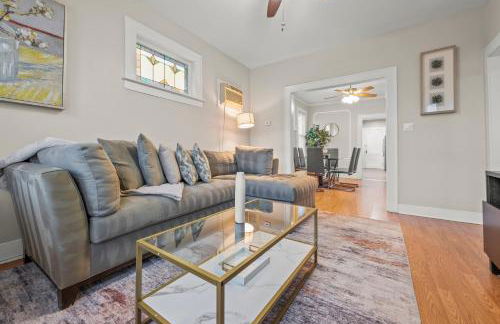 2-Story Stay with Game Lounge & Free Parking Spots - 5 mins to NYC Train - Foto 7