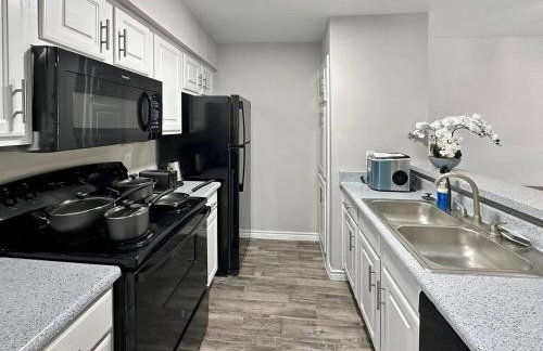 Addison Apartment with Free Parking Pool Gym - Foto 3