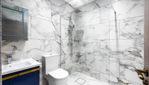 Luxurious 2 bedroom flat with parking and garden, 5 mins walk to train station and bus stop opposite property - Foto 3