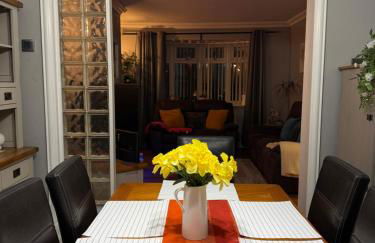 Stunning 2 Bedroom Bungalow - Free Parking - Convenient Location - Foto 17