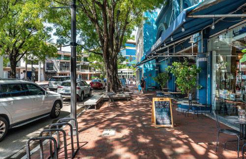 Breathtaking Direct Bay Views 2 bedroom condo with parking - Foto 36