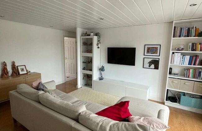 2BD Flat With Views of Canary Wharf - Rotherhithe - Photo 9