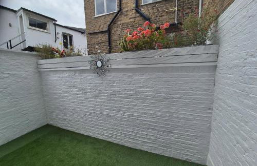 Bright 4 double bedroom victorian house - Photo 10