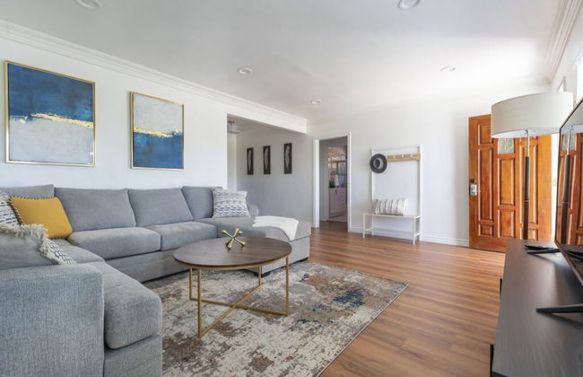 Charming Spacious Home - Modern Comforts, Prime Location - Photo 28