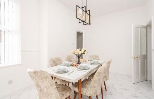 Liverpool Luxe Retreat 3 Bedroom House Next to Everton Stadium - Photo 1