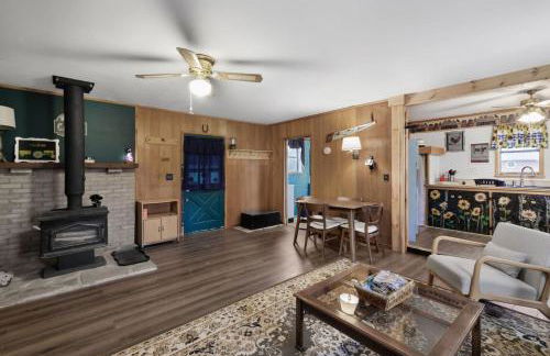 Riverfront Cabin Wood Stove Fire Pit & Grill - Foto 9