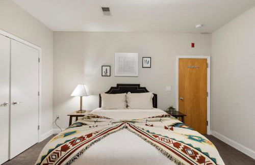 Sleeps 4! 2BR, Gym, Paid Parking, Close to Major Attractions - Foto 42