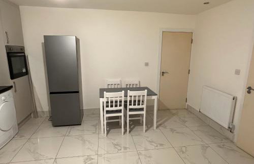 Lovely Hillingdon Family Holiday Home - 6 bedrooms - Foto 6