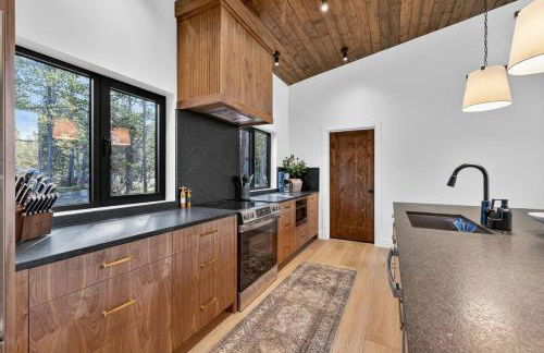 The Luxe House | Upscale Cabin w/ Hot Tub & Fire Pit! - Foto 19