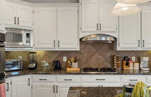 Beautiful relaxing private villa next to a pond smart home and Traeger Grill - Foto 38