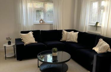 Contemporary detached house short train to London - Photo 2