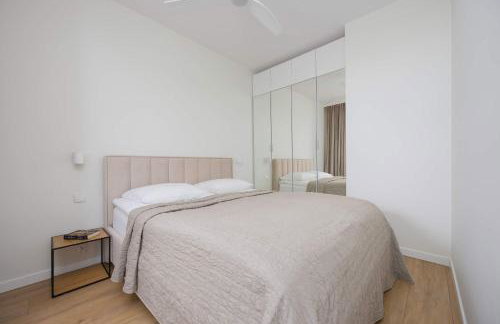 Stylish Apartment by the Lake with Balcony in Zegrze by Noclegi Renters - Foto 5