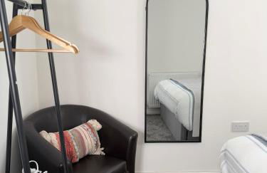 'The Elegant Comfort' - A Stunning Luxury 2-Bed Flat with Private Garden & Patio - Free Parking - Photo 45