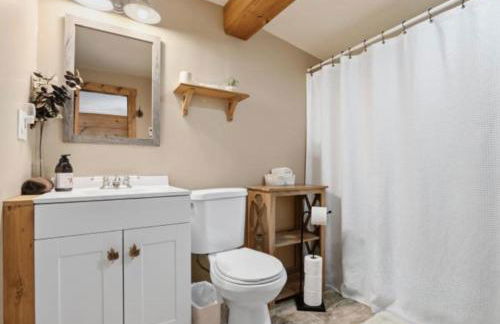 Pocono cabin with hot tub and private pool at Shawnee Mtn - Foto 29