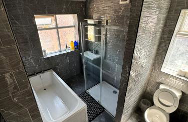 Giga Residential 4 Bedrooms, 8 guests , Near City Centre, Arcade Machine, Sky TV, Netflix, Free Wifi, Free Parking - Foto 16