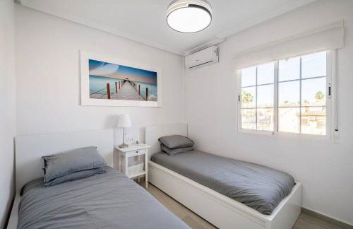 Luxury Villa - Large Private Pool - Cabo Roig Strip - Foto 13