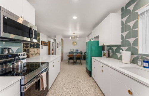 The Aspen is a mid-century modern upstairs unit. - Foto 16