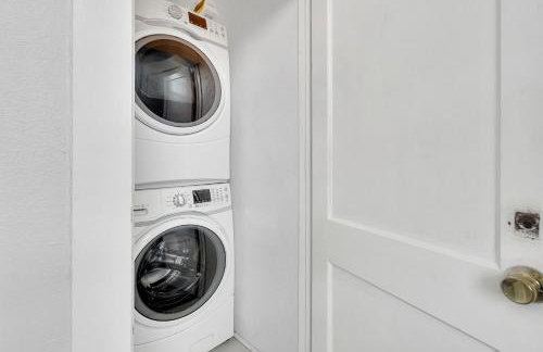 Bright Uptown home w gated parking - Foto 23