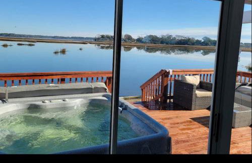Marsh House, HOT TUB, Waterfront, KING bed, Close to Lejeune, - Foto 1