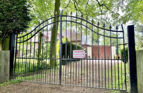 EasyRest - Spacious Detached House - 10 Beds - 5 Bedrooms - 4 Bathrooms - Secure Parking 5 Vehicles - Excellent Road Links - Perfect for Contractors & Large Groups - Foto 33