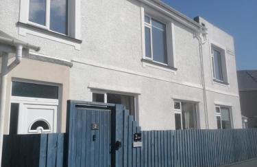 JUNGLE HOT TUB, games room, near eateries, micro brewery, pubs, beauty salons and boutique shops, Argyle, free Netflix, in the heart of Plymouth - Dogs welcome - Hosted by Absolute Accommodation Plymouth - Foto 57