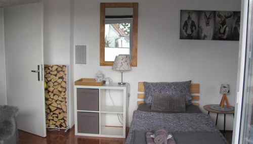 #1Gemütliches ruhiges sonniges Balkonzimmer mit Gemeinschaftsbad W-Lan Airport nah Late Night Check in Haus Nr 9,5 - Foto 5