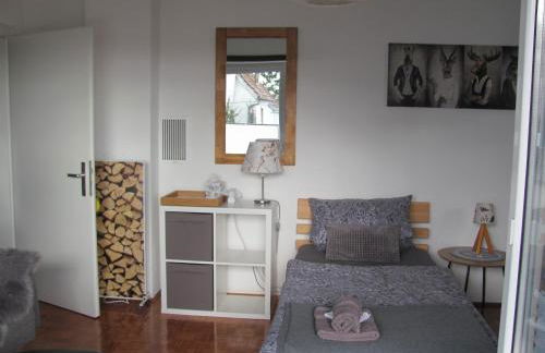 #1Gemütliches ruhiges sonniges Balkonzimmer mit Gemeinschaftsbad W-Lan Airport nah Late Night Check in Haus Nr 9,5 - Foto 5