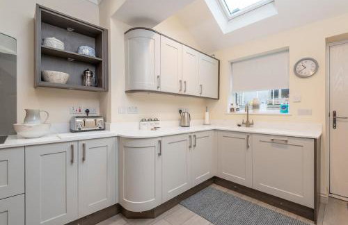 Sleeps 6 4 bedrooms 2 minute walk to the Square Hosted Happy Valley Cast - Photo 1