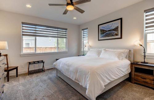 Scenic Modern Home with Private Patio & Fireplace - Foto 23