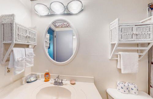 Cozy Coastal Condo Steps from the Beach with Deck Views - Foto 11