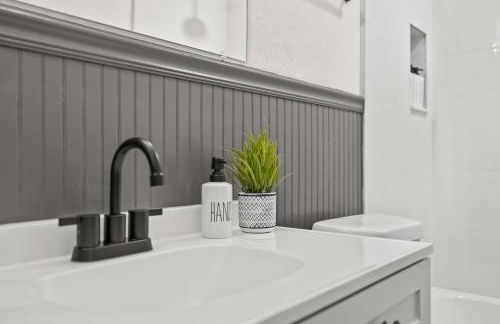 Sunny Palmetto Oasis: 4br Home With Private Pool 4 Bedroom Home by RedAwning - Photo 106